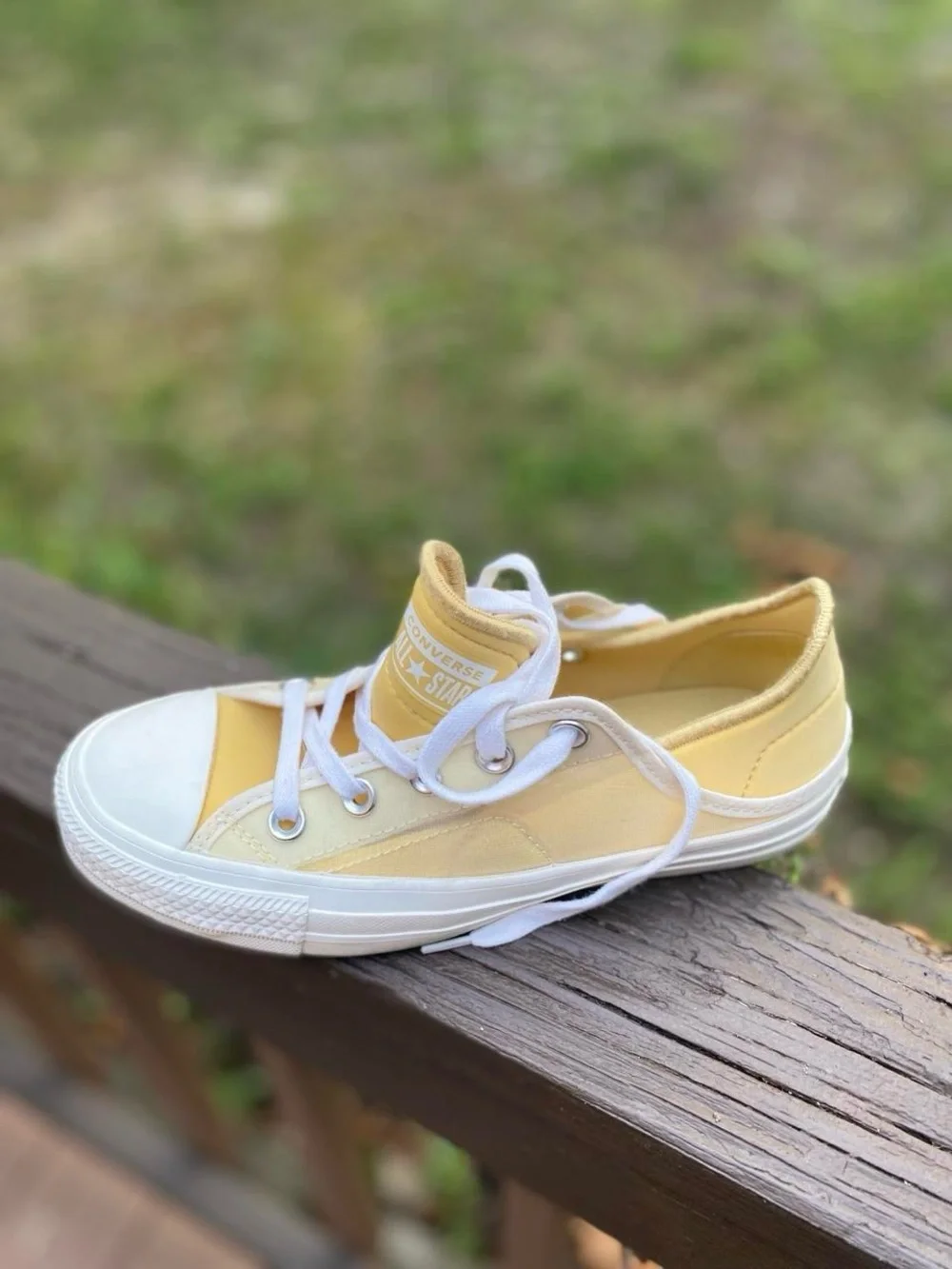 Converse Kids Low-Top Sneakers in Soft Yellow and White